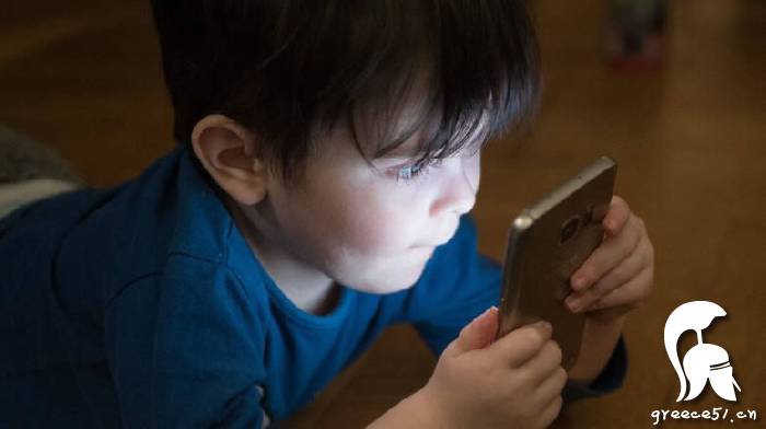 坐在屏幕前的婴儿出现自闭症症状的风险更大